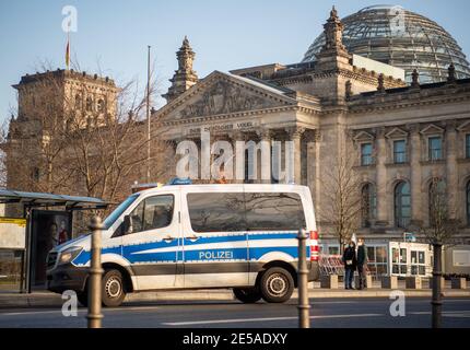 Berlin, Allemagne. 27 janvier 2021. Une voiture de police conduit dans la rue à côté du bâtiment Reichstag à Berlin. Credit: Dorothee Barth/dpa/Alay Live News Banque D'Images