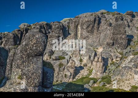 Formations rocheuses en granit autour de la statue de Nossa Senhora da Boa Estrela, Parc naturel de Serra da Estrela, région du Centro, Portugal Banque D'Images