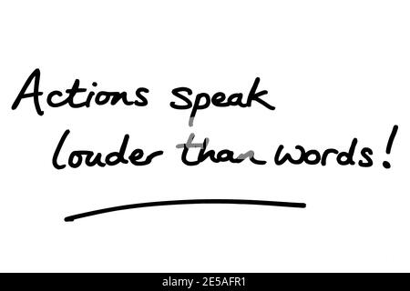 Les actions sont plus fortes que les mots ! manuscrit sur fond blanc. Banque D'Images