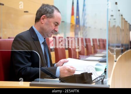 Munich, Allemagne. 27 janvier 2021. Hubert Aiwanger (électeurs libres), ministre des Affaires économiques de Bavière, siège au Parlement de l'État de Bavière avant le début de la session plénière. Entre autres choses, la session est de discuter et de voter sur la prolongation du confinement de la couronne jusqu'au 14 février, ce qui a été convenu par les gouvernements fédéral et des États la semaine dernière. Credit: Sven Hoppe/dpa-Pool/dpa/Alay Live News Banque D'Images