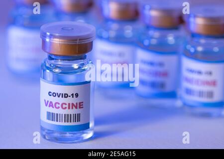 Flacons de vaccin Covid-19 en gros plan. Concept de coronavirus. Banque D'Images