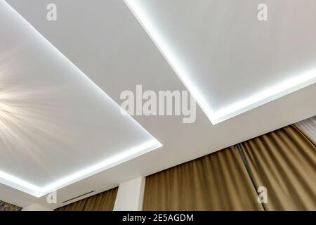 recherche sur le plafond suspendu avec lampes à spots halogènes et construction de cloisons sèches dans une pièce vide dans l'appartement ou la maison. Plafond extensible blanc et complet Banque D'Images