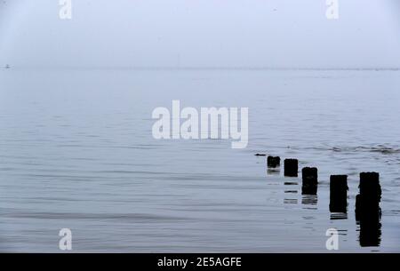 Le brouillard traverse la mer d'Irlande sur la plage de Fleetwood. Date de la photo: Mercredi 27 janvier 2021. Banque D'Images