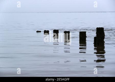 Le brouillard traverse la mer d'Irlande sur la plage de Fleetwood. Date de la photo: Mercredi 27 janvier 2021. Banque D'Images