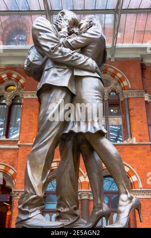 Le bronze Meeting place communément appelé « The Lovers Statue » à la gare de St Pancras, Londres, Angleterre Banque D'Images