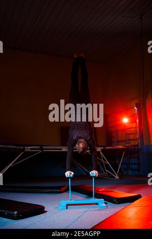 Portrait d'un homme de gymnaste dans les vêtements de sport, homme faisant des exercices sur un cheval dans la salle de gym Banque D'Images