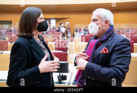 Munich, Allemagne. 27 janvier 2021. Ilse Aigner (CSU), président du Parlement de l'État de Bavière, et Ludwig Spaenle, commissaire à l'antisémitisme du gouvernement de l'État de Bavière, parlent au Parlement de l'État de Bavière avant le début d'une session plénière. Entre autres choses, la session est de discuter et de voter sur la prolongation du verrouillage de Corona jusqu'en février 14, qui a été décidé par les gouvernements fédéral et des États la semaine dernière. Credit: Sven Hoppe/dpa-Pool/dpa/Alay Live News Banque D'Images