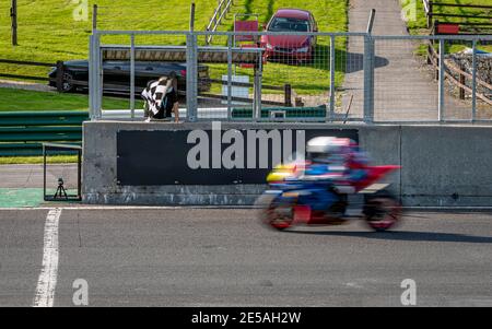 Une photo d'une moto de course qui traverse la ligne d'arrivée. Banque D'Images