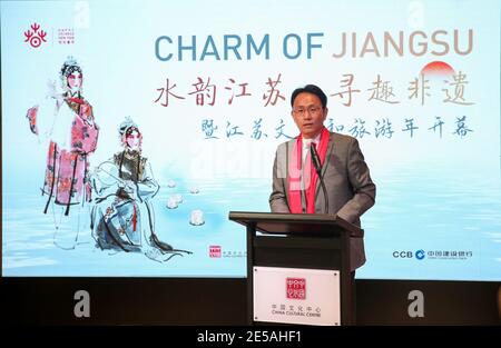 (210127) -- SYDNEY, le 27 janvier 2021 (Xinhua) -- Xiao Xiayong, directeur du Centre culturel de la Chine à Sydney, s'adresse à l'exposition des héritages culturels intangibles de la province de Jiangsu, dans l'est de la Chine, à Sydney, en Australie, le 27 janvier 2021. Une exposition de patrimoines culturels intangibles de la province de Jiangsu, dans l'est de la Chine, apportera à Sydneysiders un festin culturel pour le prochain nouvel an lunaire chinois. L'exposition, inaugurée mercredi, présentait sept techniques du patrimoine culturel immatériel hautement représentatives de la province de Jiangsu, dont des gravures du nouvel an de Taohuawu, à Nanjing Banque D'Images