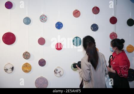 (210127) -- SYDNEY, le 27 janvier 2021 (Xinhua) -- des gens visitent l'exposition des héritages culturels intangibles de la province de Jiangsu, dans l'est de la Chine, au Centre culturel de la Chine à Sydney, en Australie, le 27 janvier 2021. Une exposition de patrimoines culturels intangibles de la province de Jiangsu, dans l'est de la Chine, apportera à Sydneysiders un festin culturel pour le prochain nouvel an lunaire chinois. L'exposition, inaugurée mercredi, a présenté sept techniques du patrimoine culturel immatériel hautement représentatives de la province de Jiangsu, dont des gravures du nouvel an sur bois de Taohuawu, le brocart de Nanjing Yun, su broderie et Banque D'Images