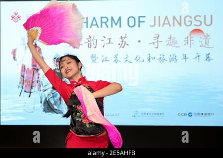 (210127) -- SYDNEY, le 27 janvier 2021 (Xinhua) -- un artiste se produit lors de la cérémonie d'ouverture de l'exposition des héritages culturels intangibles de la province de Jiangsu, dans l'est de la Chine, à Sydney, en Australie, le 27 janvier 2021. Une exposition de patrimoines culturels intangibles de la province de Jiangsu, dans l'est de la Chine, apportera à Sydneysiders un festin culturel pour le prochain nouvel an lunaire chinois. L'exposition, inaugurée mercredi, a présenté sept techniques du patrimoine culturel immatériel hautement représentatives de la province de Jiangsu, dont les gravures du nouvel an de Taohuawu, le brocart de Nanjing Yun, su embroid Banque D'Images