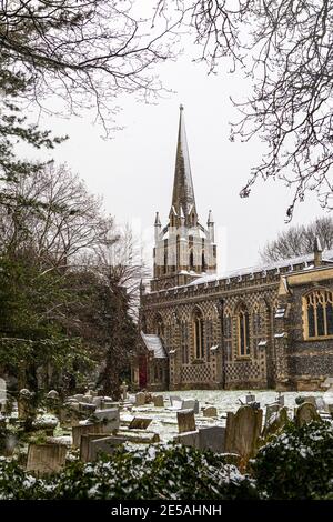 Une vue d'hiver de la neige tombant à l'église Saint-Pierre et Saint-Paul dans la ville de Chingford à Londres, Royaume-Uni. Banque D'Images