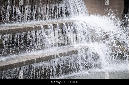 Laatzen, Allemagne. 27 janvier 2021. L'eau de la rivière Leine s'écoule sur des cascades près de l'agglomération de Grasdorf pour l'aération et l'absorption de l'oxygène atmosphérique. L'eau s'écoule ensuite et devient de l'eau souterraine. Qui pourra à l'avenir avoir accès à de l'eau potable de qualité? Et quelles sont les alternatives, par exemple pour irriguer les champs ? Le Parlement de la Basse-Saxe s'occupe de la gestion de l'eau en Basse-Saxe. (À l'inl 'la Basse-Saxe lutte pour l'approvisionnement en eau face au changement climatique' de 27.01.2021) Credit: Julian Stratenschulte/dpa/Alay Live News Banque D'Images