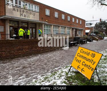 Londres, Royaume-Uni - 24 janvier 2021 : panneau devant un centre de test communautaire Covid-19 de fortune dans la salle d'Assemblée de Chingford, Londres, Royaume-Uni. Banque D'Images