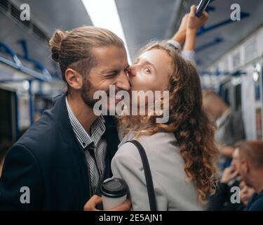 couple heureux debout dans un métro. Banque D'Images