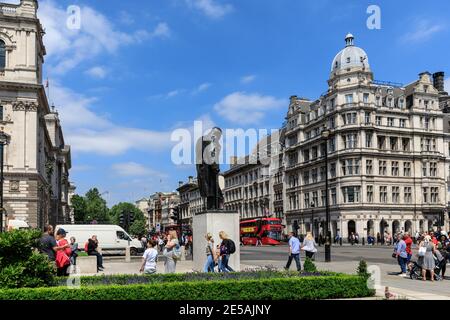 Touristes et marcher en été autour de la statue de Winston Churchill à Parliament Square, Westminster, Londres, Royaume-Uni Banque D'Images