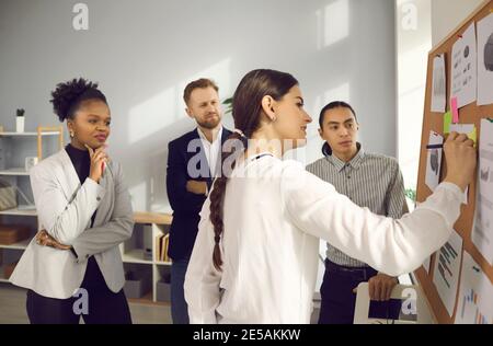 Une équipe de jeunes employés multiethniques remue des idées en groupe réunion Banque D'Images