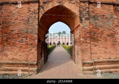 Bagerhat, Bangladesh - 21 janvier 2021 : la mosquée Sixty Dome est une mosquée au Bangladesh. Il fait partie de la ville de la Mosquée de Bagerhat, un monde de l'UNESCO lui Banque D'Images