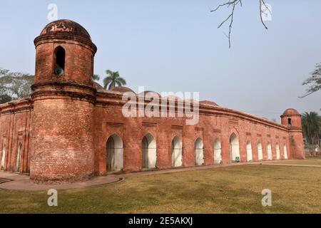 Bagerhat, Bangladesh - 21 janvier 2021 : la mosquée Sixty Dome est une mosquée au Bangladesh. Il fait partie de la ville de la Mosquée de Bagerhat, un monde de l'UNESCO lui Banque D'Images