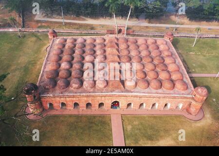 Bagerhat, Bangladesh - 21 janvier 2021 : la mosquée Sixty Dome est une mosquée au Bangladesh. Il fait partie de la ville de la Mosquée de Bagerhat, un monde de l'UNESCO lui Banque D'Images