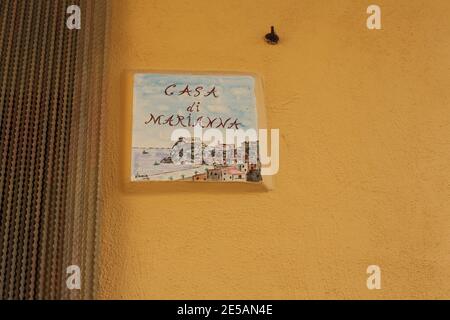 Plaque maison en céramique peinte à la main, case di Mariana, Scilla, Reggio Calabria, Italie Banque D'Images