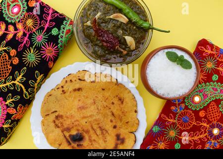 Inde Makki Roti et sarson saag avec salade d'oignons frais et verre de lassi doux de terre d'une manière authentique avec du beurre blanc et des piments verts. Pu Banque D'Images