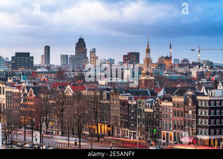 Amsterdam, pays-Bas, ville historique avec le quartier moderne de Zuidas au loin au crépuscule. Banque D'Images