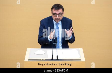 Munich, Allemagne. 27 janvier 2021. Klaus Holetschek (CSU), ministre de la Santé de Bavière, fait une déclaration du gouvernement au Parlement de l'État bavarois au cours d'une séance plénière. Entre autres choses, la session discutera et votera sur la prolongation du confinement de la couronne jusqu'en février 14, qui a été décidé par les gouvernements fédéral et des États la semaine dernière. Credit: Sven Hoppe/dpa-Pool/dpa/Alay Live News Banque D'Images