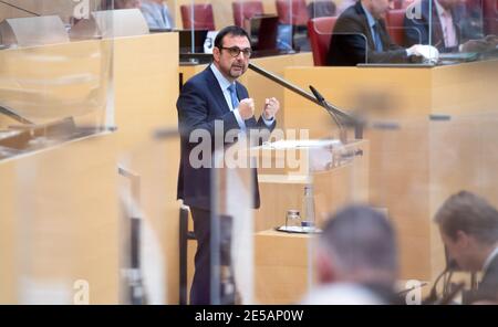 Munich, Allemagne. 27 janvier 2021. Klaus Holetschek (CSU), ministre de la Santé de Bavière, fait une déclaration du gouvernement au Parlement de l'État bavarois au cours d'une séance plénière. Entre autres choses, la session discutera et votera sur la prolongation du confinement de la couronne jusqu'en février 14, qui a été décidé par les gouvernements fédéral et des États la semaine dernière. Credit: Sven Hoppe/dpa-Pool/dpa/Alay Live News Banque D'Images