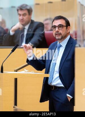 Munich, Allemagne. 27 janvier 2021. Klaus Holetschek (r, CSU), ministre de la Santé de Bavière, fait une déclaration du gouvernement lors d'une séance plénière au Parlement bavarois. En arrière-plan, Markus Söder (CSU), ministre-président de la Bavière, suit le discours. Entre autres choses, la session est de discuter et de voter sur la prolongation du confinement de la couronne jusqu'en février 14, qui a été décidé par les gouvernements fédéral et des États la semaine dernière. Credit: Sven Hoppe/dpa-Pool/dpa/Alay Live News Banque D'Images