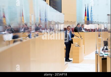 Munich, Allemagne. 27 janvier 2021. Klaus Holetschek (CSU), ministre de la Santé de Bavière, fait une déclaration du gouvernement au Parlement de l'État bavarois au cours d'une séance plénière. Entre autres choses, la session discutera et votera sur la prolongation du confinement de la couronne jusqu'en février 14, qui a été décidé par les gouvernements fédéral et des États la semaine dernière. Credit: Sven Hoppe/dpa-Pool/dpa/Alay Live News Banque D'Images