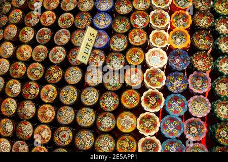 Plaques en céramique colorées à vendre en Turquie. Vaisselle décorée dans le magasin touristique. Boutique de souvenirs Banque D'Images