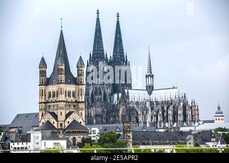 Der Kölner Dom von der anderen Rheinseite gesehen mit der Kirche Groß St. Martin Links im Vordergrund. Banque D'Images