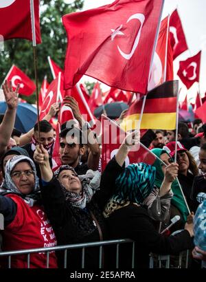 Ältere Frauen mit Kopftüchern schwenken türkische und deutscha Flaggen auf der Erdogan-démonstration à Köln. Im hintergrund deutsch-türkische junge M. Banque D'Images