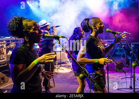 Jazzie B sur scène avec des chanteurs de soutien pendant Soul II Représentation Soul live à Cardiff Banque D'Images