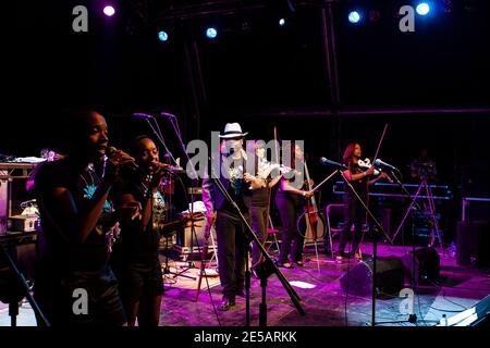 Jazzie B sur scène son groupe Soul II Soul pendant Représentation en direct à Cardiff Banque D'Images