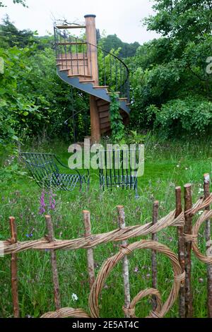 hazel et saules de couverture décorative en modèle de cercles et Escalier en colimaçon dans les jardins de Belmond Enchanted - RHS Chatsworth Spectacle de fleurs 2017 Banque D'Images