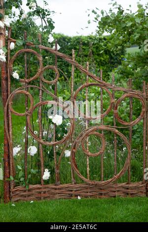 hazel et saule de couverture décorative en modèle de cercles dans Les jardins enchantés de Belmond - RHS Chatsworth Flower Show 2017 Banque D'Images