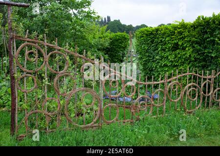 hazel et saule de couverture décorative en modèle de cercles dans Les jardins enchantés de Belmond - RHS Chatsworth Flower Show 2017 Banque D'Images