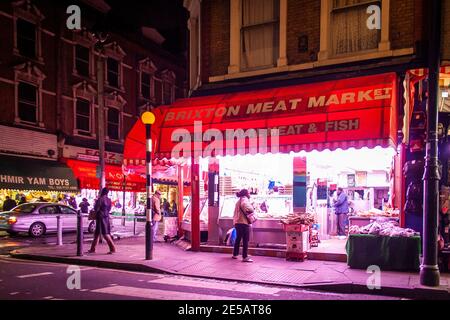 Marché de la viande de Brixton vendant de la viande halal sur Atlantic Road à nuit Banque D'Images