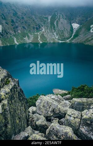 Lac de surface bleu profond dans le paysage de brume de montagne. Montagnes Tatra, Czarny Staw, Pologne Banque D'Images