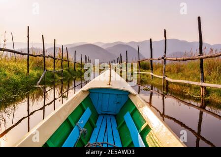 Excursion en bateau dans les jardins flottants du lac Inle au coucher du soleil en Birmanie, au Myanmar Banque D'Images