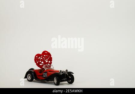 Volgograd, Russie-17 janvier 2021. Une petite voiture rouge rétro bugatti porte un coeur. Le concept de la Saint-Valentin. Banque D'Images