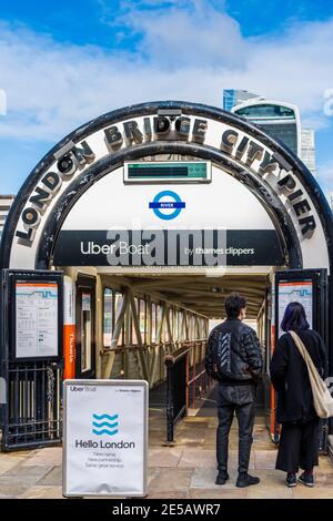 London Bridge City Pier sur la rive sud de la Tamise dans le centre de Londres - Thames Clipper by UBER River bus et Riverboat arrêt. Banque D'Images