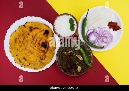 Inde Makki Roti et sarson saag avec salade d'oignons frais et verre de lassi doux de terre d'une manière authentique avec du beurre blanc et des piments verts. Pu Banque D'Images