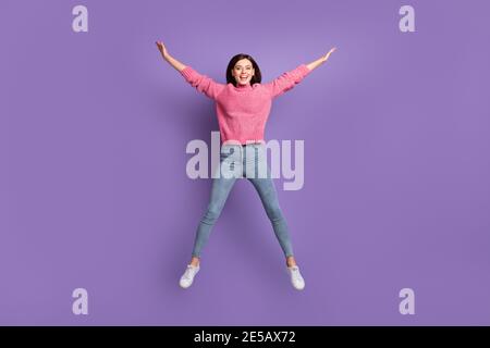 Photo de la taille du corps pleine longueur de fille jumpant joueur comme étoile isolée sur fond violet vif Banque D'Images