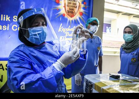 19 janvier 2021, Medan, North Sumatera, Indonésie : un professionnel de la santé portant une combinaison protectrice tient un flacon de vaccin contre le coronavirus Covid-19 à administrer aux travailleurs de la santé de première ligne de l'hôpital RS Adam Malik de Medan. (Image de crédit : © Kartik Byma/SOPA Images via ZUMA Wire) Banque D'Images