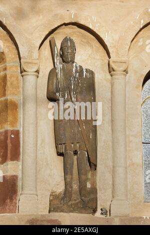 Statue romane d'un chevalier datant du milieu du XIIe siècle sur la façade sud de l'église Saint-Jacques le Grand (Kostel svateho Jakuba Staršího) dans le village de Jakub en Bohême centrale, République tchèque. L'église romane consacrée en 1165 est considérée comme l'un des monuments romanes les mieux préservés de la République tchèque avec le plus grand ensemble de sculptures romanes du pays. Banque D'Images