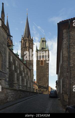 Eglise de Saint Bartholomew (Kostel svateho Bartoloměje) à Kolín en Bohême centrale, République tchèque. Deux clochers gothiques à gauche ainsi que la nef principale ont été construits à la fin du XIIIe siècle et achevés avant 1300. Le clocher à droite a été achevé en 1504. Banque D'Images