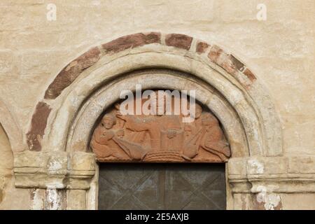 Jésus-Christ entouré d'anges représentés dans le tympan roman du milieu du XIIe siècle sur la façade sud de l'église Saint-Jacques le Grand (Kostel svateho Jakuba Staršího) dans le village de Jakub en Bohême centrale, République tchèque. L'église romane consacrée en 1165 est considérée comme l'un des monuments romanes les mieux préservés de la République tchèque avec le plus grand ensemble de sculptures romanes du pays. Banque D'Images